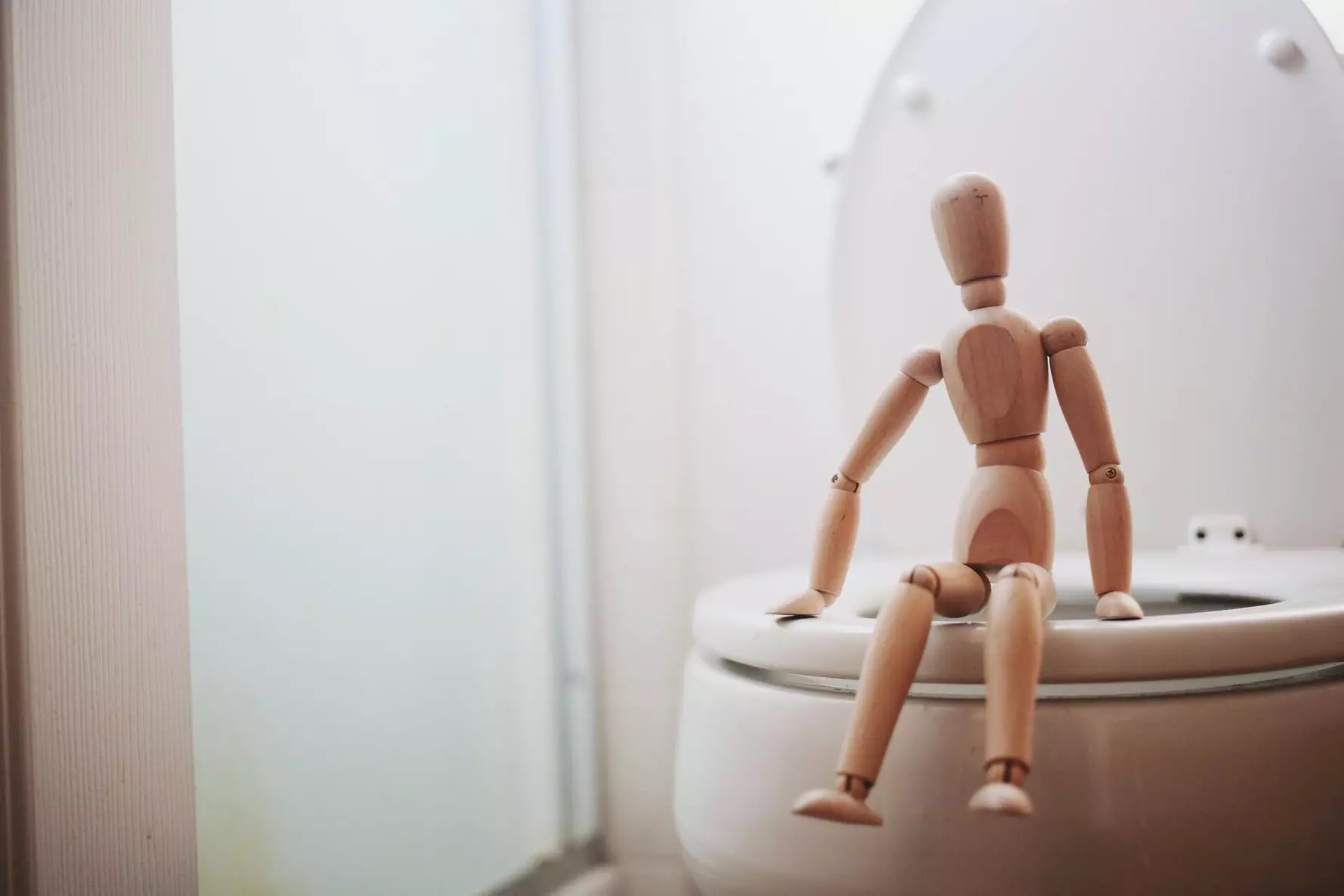 Почему мужчины так долго сидят в туалете?